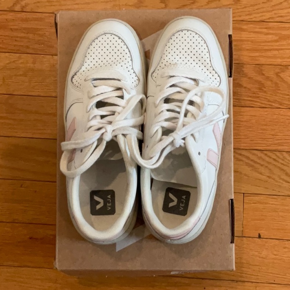 Veja V10 women’s s sneaker white/petale, size 5